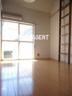 【洋室】 | ヒルサイドハウス平楽 | 開口部の大きい明るい室内