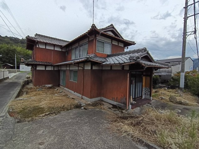 西条市小松町妙口211-1の外観