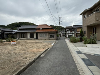 【前面道路含む現地写真】 | 前面道路は東側幅員約4ｍの公道です。