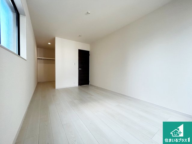 29(土)30(日)現地見学可能！◆岸和田市磯上町　全2邸の洋室|ウォークインクローゼット付きで生活スペースもスッキリできます。各居室にも収納がありますので、お子様の衣類やおもちゃなどもしっかり収納できます。