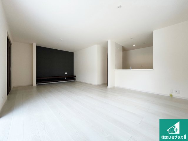 ◆岸和田市磯上町　第6期　新築一戸建ての居間・リビング|シンプルなリビングは、観葉植物等のインテリアを楽しめますね！パパ好みにも、ママ好みにも家具次第で雰囲気を変えることができます！