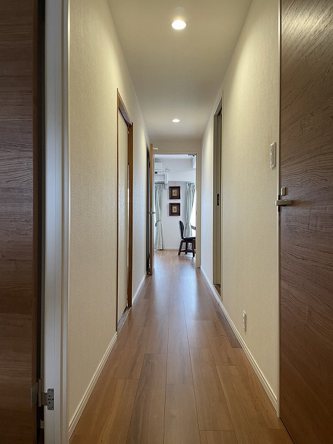 サーパス三津弐番館のその他|玄関側から撮影した廊下です