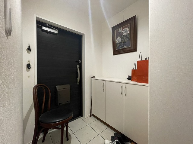 サーパス三津弐番館の玄関|玄関タイルも交換しています