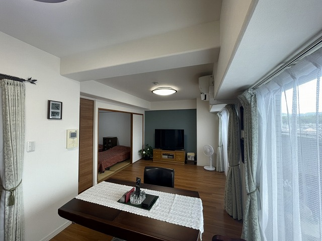 サーパス三津弐番館の居間・リビング|リビングの横に和室があります