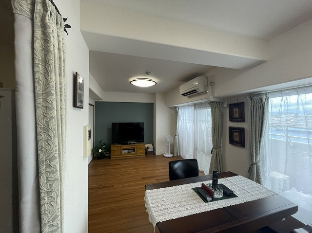 サーパス三津弐番館の居間・リビング|明るくて日当たりの良いリビングです