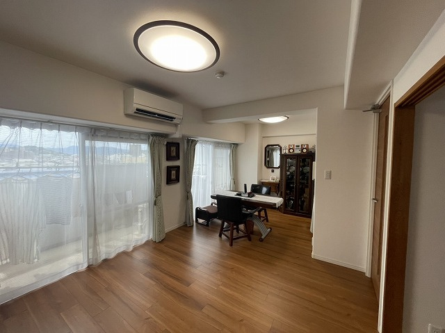 サーパス三津弐番館の居間・リビング|リビングは南向きバルコニーに面しています