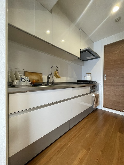 サーパス三津弐番館のキッチン|白を基調にしたお洒落なキッチンです