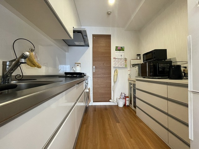 サーパス三津弐番館のキッチン|上部には収納豊富な吊戸棚が設置されています