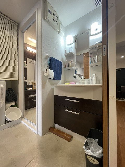 サーパス三津弐番館の洗面所|スタイリッシュな洗面化粧台です。