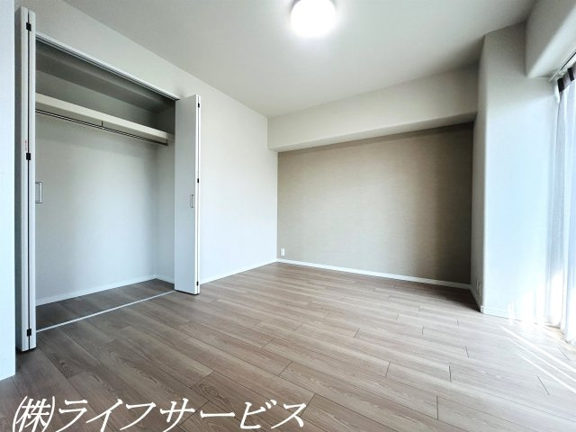 【洋室】 | ユアサハイム新高 | 洋室5.5帖／東南向きのバルコニーに面した陽当り良好の洋室・クローゼットあり！