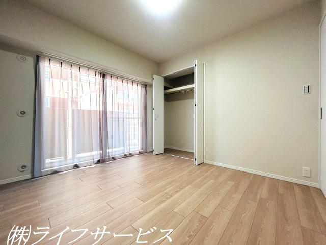 【洋室】 | ユアサハイム新高 | 洋室5.4帖／洋室は全室クローゼットあり＆バルコニーに面しています！