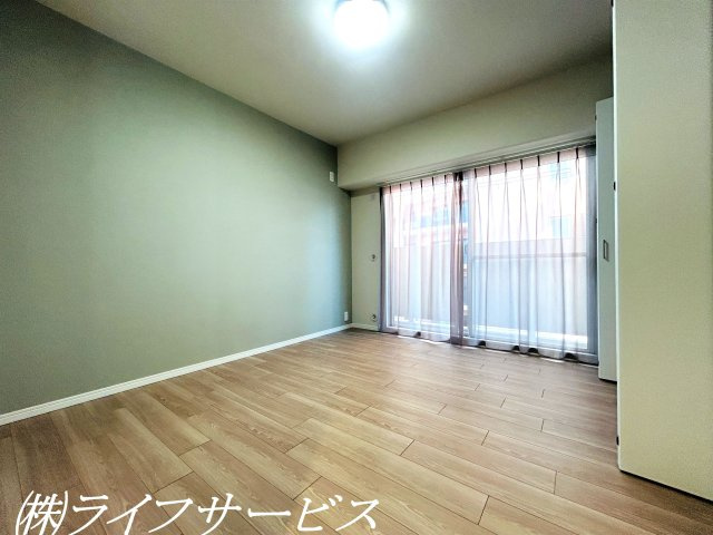 【洋室】 | ユアサハイム新高 | 洋室5.4帖／洋室は全室クローゼットあり＆バルコニーに面しています！