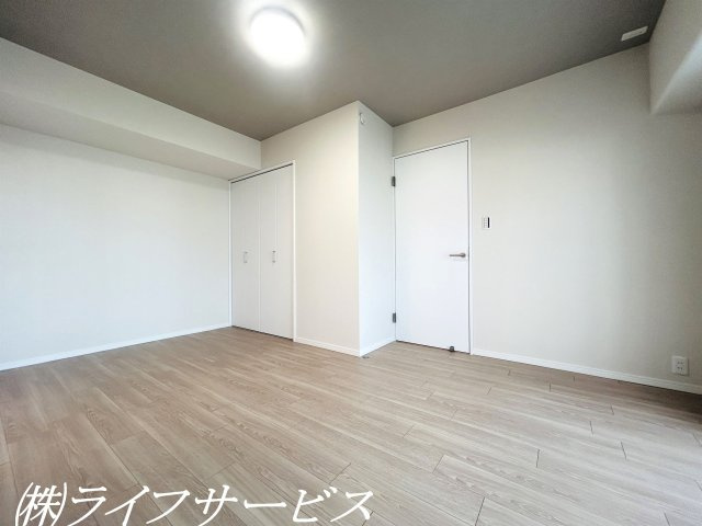 【洋室】 | ユアサハイム新高 | 洋室7.6帖／洋室は全室クローゼットあり＆バルコニーに面しています！