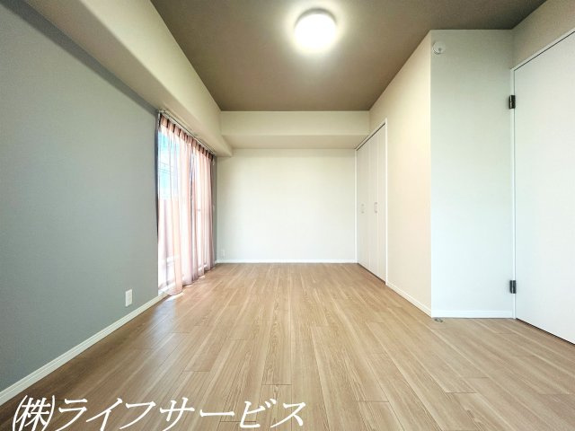 【洋室】 | ユアサハイム新高 | 洋室7.6帖／洋室は全室クローゼットあり＆バルコニーに面しています！