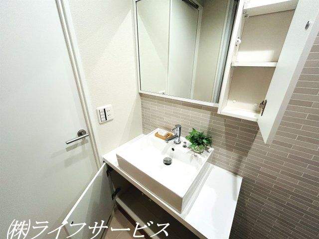 【洗面所】 | ユアサハイム新高 | 洗面化粧台／ミラーの横には小物収納スペースあり！