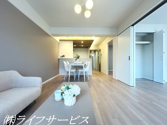 【居間・リビング】 | ユアサハイム新高 | リフォーム完成済につき即入居可！角部屋＆東南向き＆引き回しバルコニーにつき陽当り通風眺望良好！