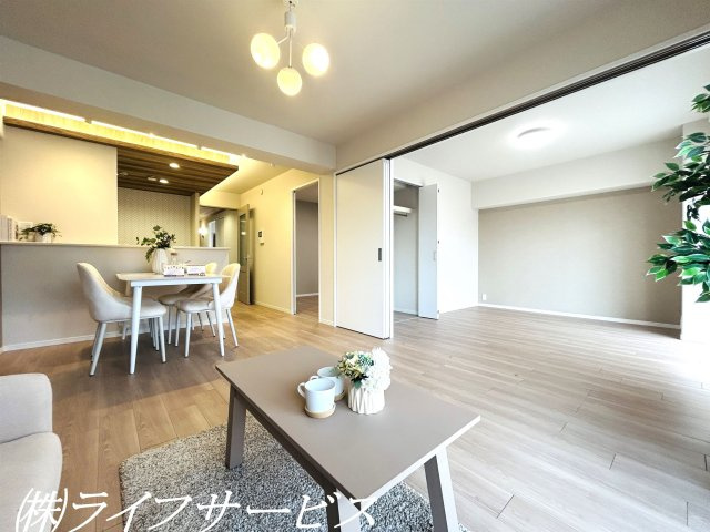 【居間・リビング】 | ユアサハイム新高 | リフォーム完成済につき即入居可！角部屋＆東南向き＆引き回しバルコニーにつき陽当り通風眺望良好！