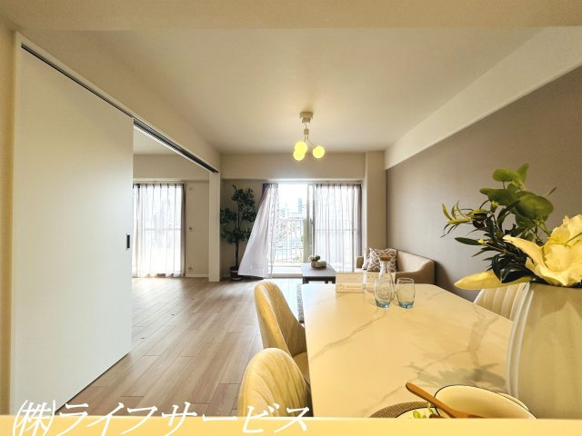 【居間・リビング】 | ユアサハイム新高 | リフォーム完成済につき即入居可！角部屋＆東南向き＆引き回しバルコニーにつき陽当り通風眺望良好！