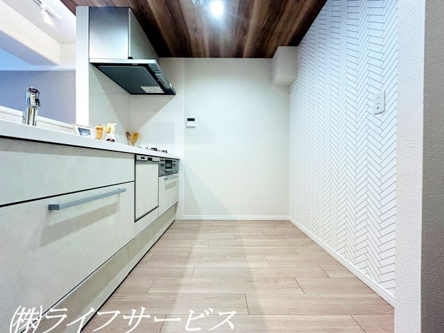 【キッチン】 | ユアサハイム新高 | キッチン上部はアクセントクロスとダウンライトでデザイン性も◎