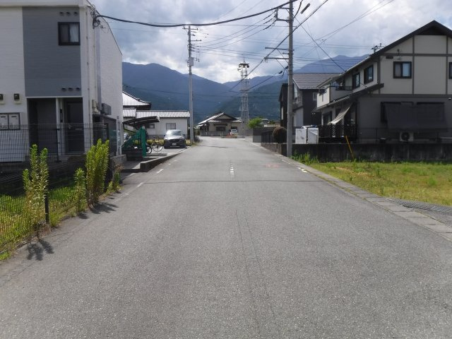 富士川町天神中条267坪売地の前面道路含む現地写真