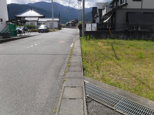 富士川町天神中条267坪売地の前面道路含む現地写真