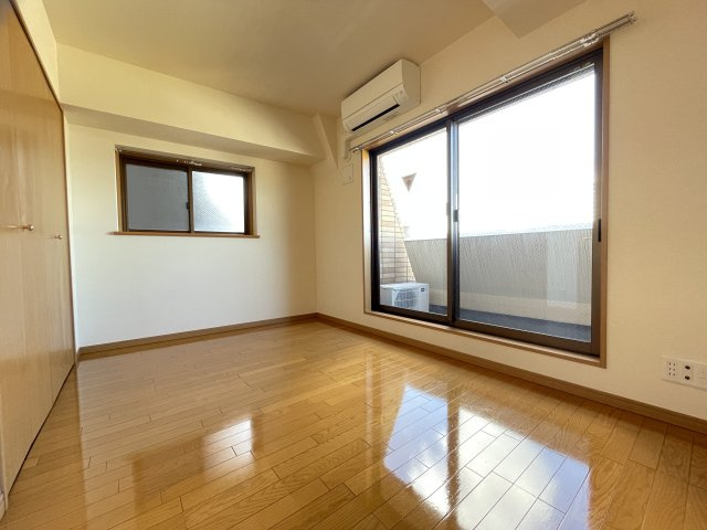 プランドールの居間・リビング|5.9帖の洋室♪角部屋で風通し◎