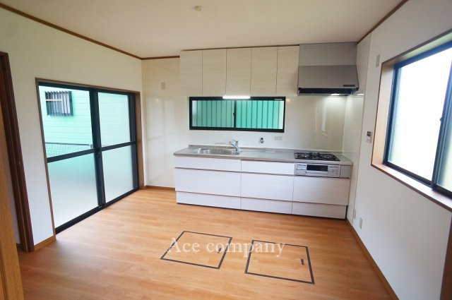 【居間・リビング】 | 八尾市刑部4丁目 | 【LDK：13帖】キッチンスペース、2ヶ所に床下収納付きです♪