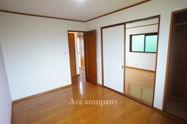 【子供部屋】 | 八尾市刑部4丁目 | 【2階：西側洋室6帖】隣のお部屋と続き間ですが、各部屋に廊下へのドア完備で独立したお部屋としてもご使用できます♪クローゼット完備です♪