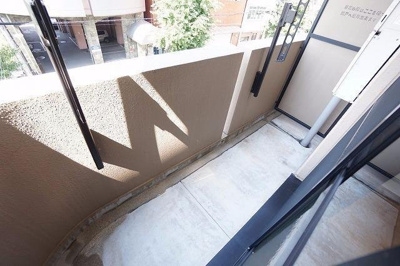 【バルコニー】 | ホワイトバレー八幡駅前 | 暖かな日差しのふりそそぐバルコニー