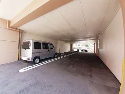 【駐車場】 | ホワイトバレー八幡駅前 | 駐車場があるので、車を買う予定の方も安心です