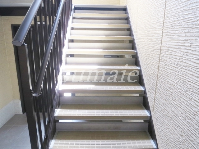 アリーズ浮間のその他共用部分|お2階への階段です♪