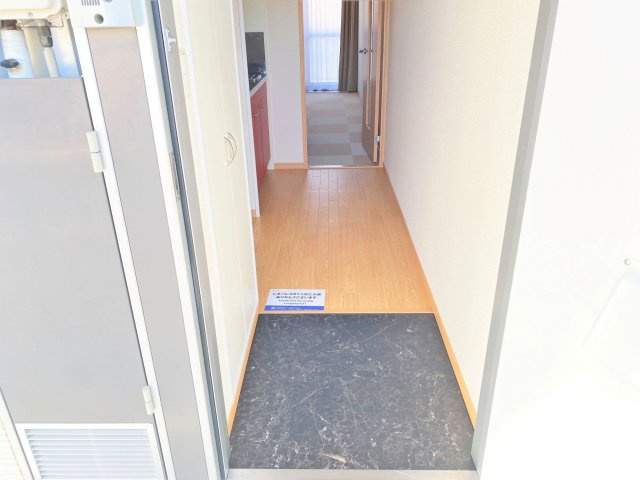 レオパレスルームス北越の玄関