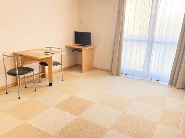 レオパレスルームス北越の居間・リビング