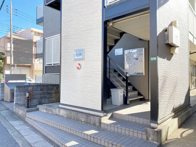 レオパレスルームス北越のエントランス