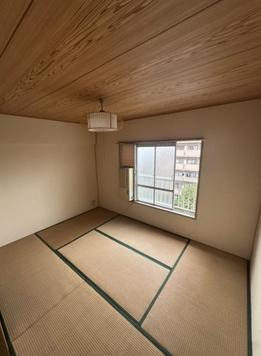 【和室】 | 高島平ローヤルコーポ | モダンな色合いの和室。角部屋なので二方向から光が入ります。