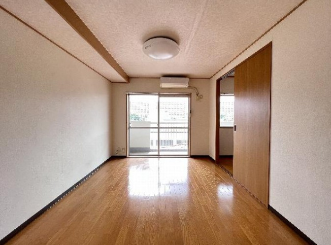 【洋室】 | 高島平ローヤルコーポ | 一日の疲れをいやしてくれる寝室。時を忘れて過ごす場所として過ごせるお部屋。