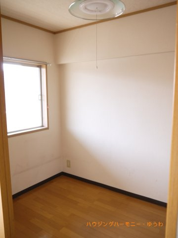 【洋室】 | 高島平ローヤルコーポ | 暖かいひだまりを全身で感じ取れる室内。