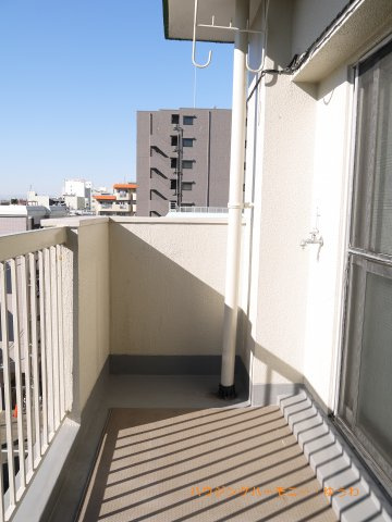 【バルコニー】 | 高島平ローヤルコーポ | 南向きのバルコニーなので、陽の光が燦燦と入ってきます。