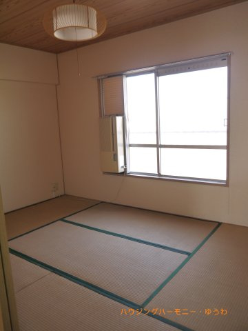 【和室】 | 高島平ローヤルコーポ | モダンな色合いの和室。角部屋なので二方向から光が入ります。