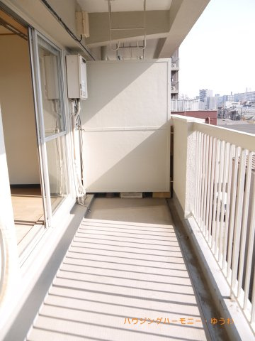 【バルコニー】 | 高島平ローヤルコーポ | 南向きのバルコニーなので、陽の光が燦燦と入ってきます。