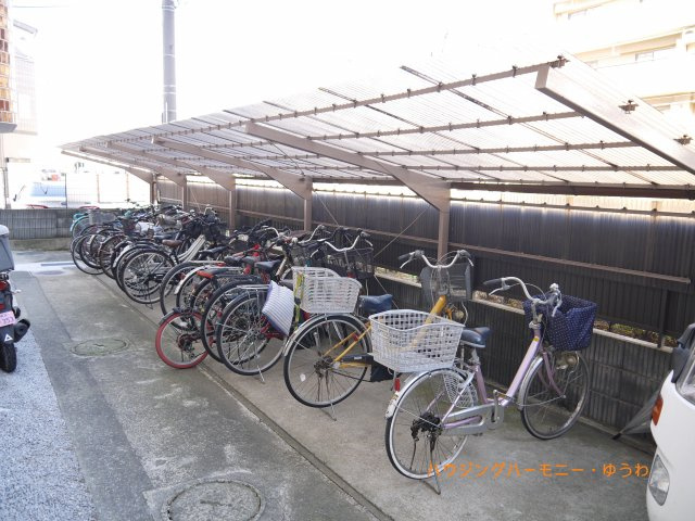 【駐輪場】 | 高島平ローヤルコーポ | 屋根付きの駐輪場となっていますので、雨の日でも大切な自転車が濡れずに済みます。