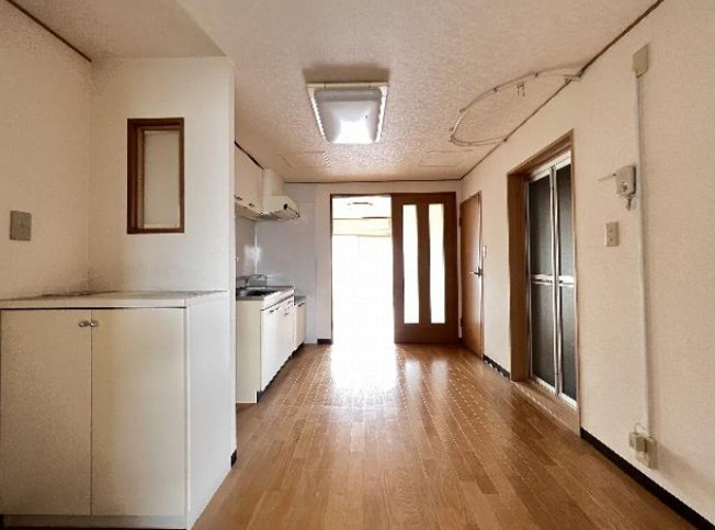 【キッチン】 | 高島平ローヤルコーポ | 太陽の光をスマートにリビングへ。時によって変化をもたらす採光。