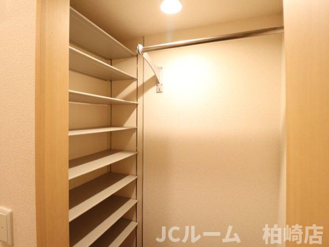 柏崎市東本町１丁目のアパートの収納