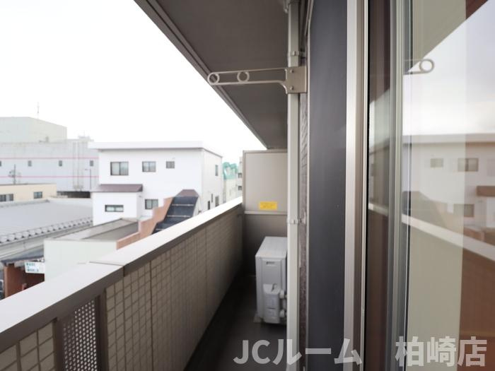 柏崎市東本町１丁目のアパートのバルコニー