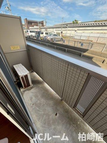 柏崎市東本町１丁目のアパートのバルコニー