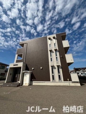 柏崎市東本町１丁目のアパートの外観