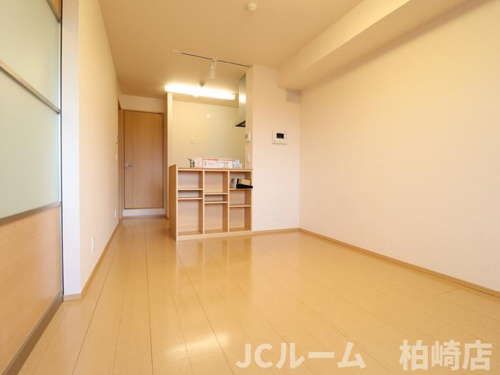 柏崎市東本町１丁目のアパートの居間・リビング