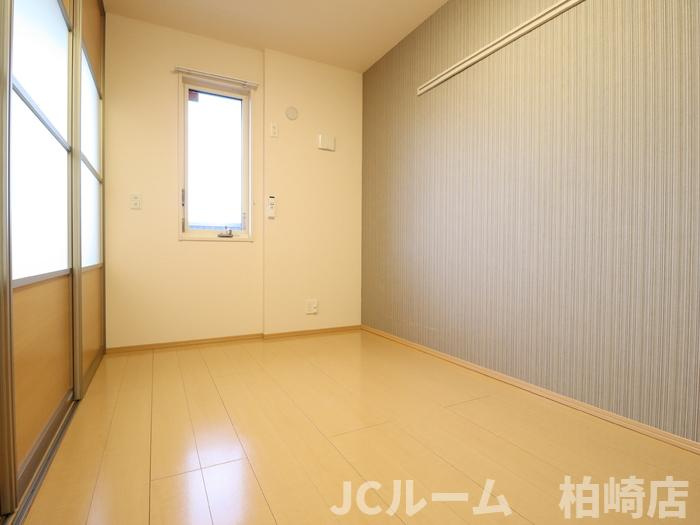 柏崎市東本町１丁目のアパートの居間・リビング