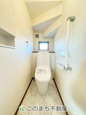 【トイレ】 | クライン宇都宮市駒生町第4期　1号棟 | 小窓から換気ができて清潔なトイレスペース☆ウォシュレット搭載です！

