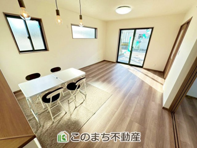 【居間・リビング】 | クライン宇都宮市駒生町第4期　1号棟 | 南側から暖かな日差しが差し込みます♪キッチンからリビングの様子がよく見渡せます☆
